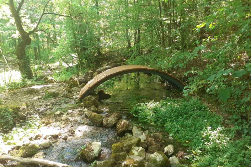 Read more about the article Novi mobilijar – Most na izletištu „Mirovštica“